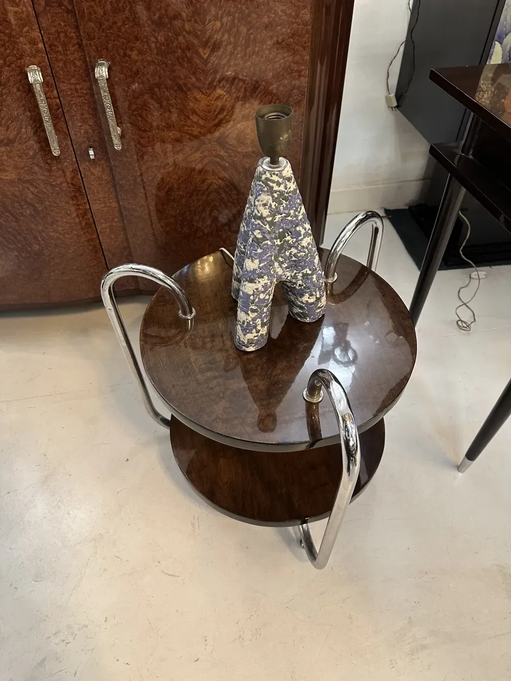 Luminária de mesa antiga com design único no ambiente decorativo.