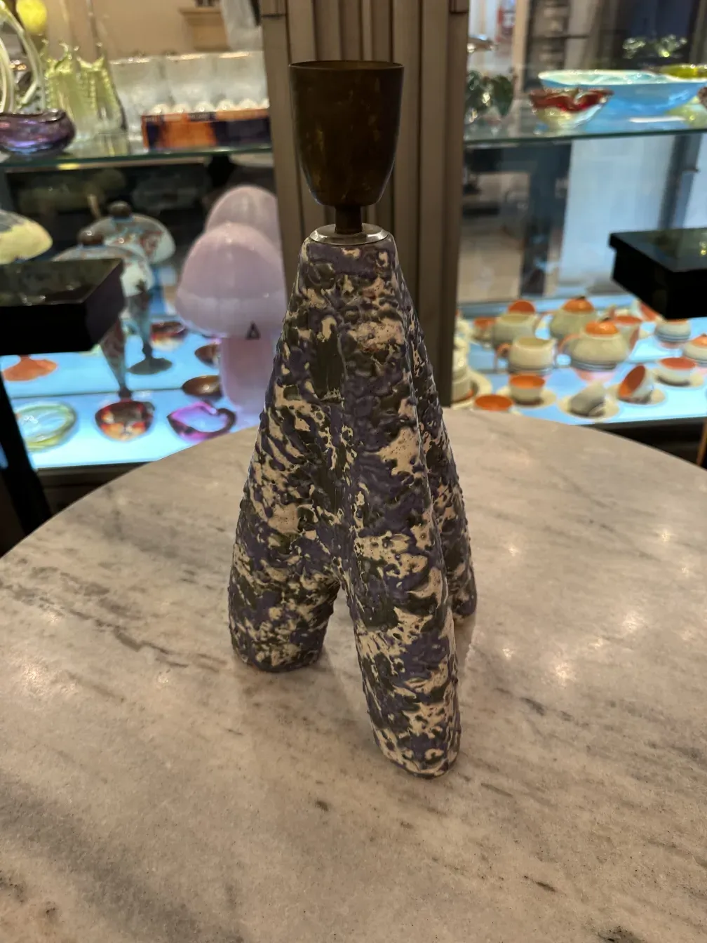 Luminária de mesa antiga com design único, ambiente acolhedor.