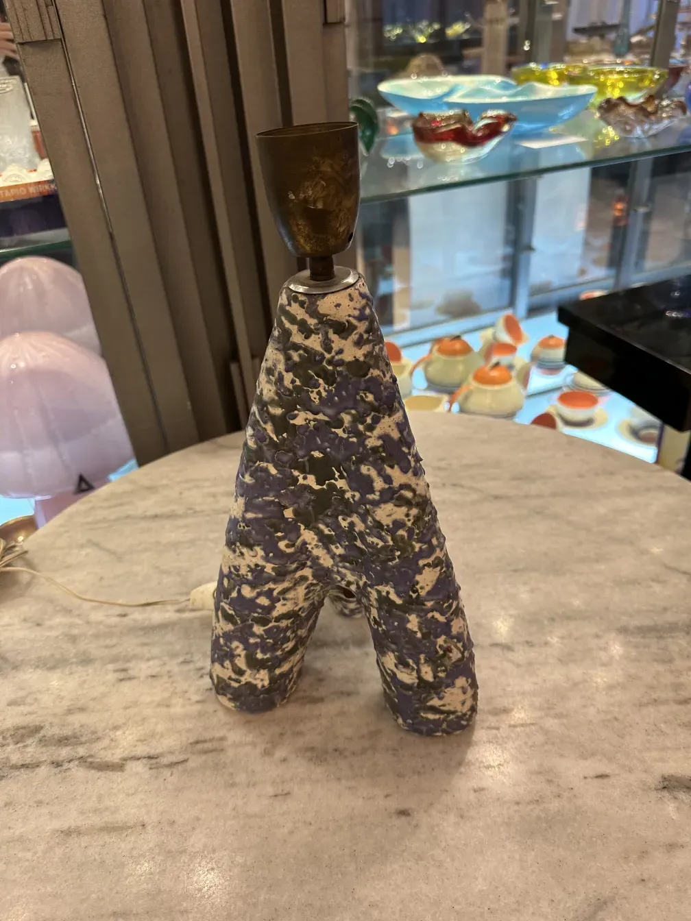 luminária de mesa antiga com forma única e design minimalista