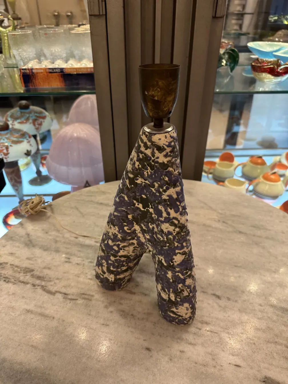 antiga luminária de mesa com padrões coloridos e atraentes, ambiente acolhedor