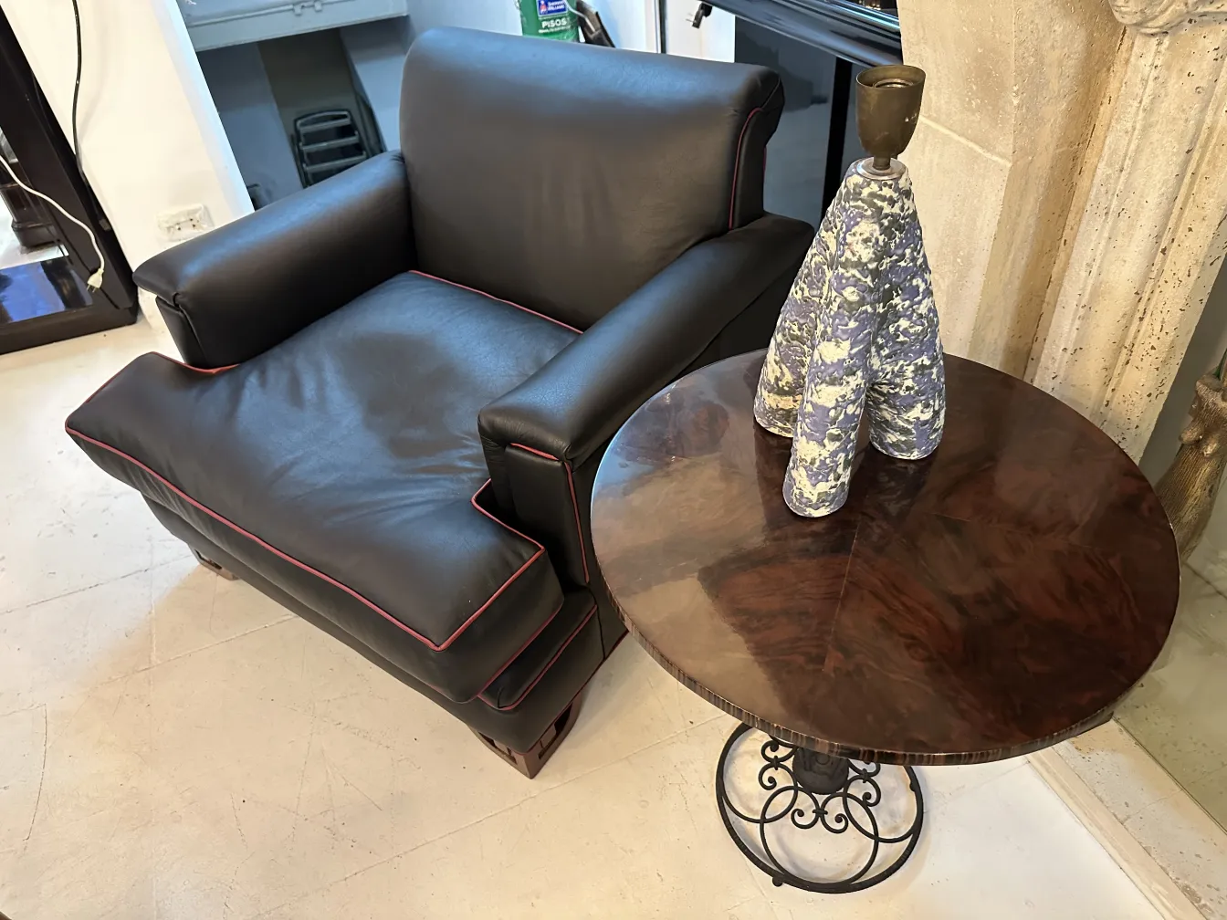 Luminária de mesa antiga com base decorativa em um ambiente elegante