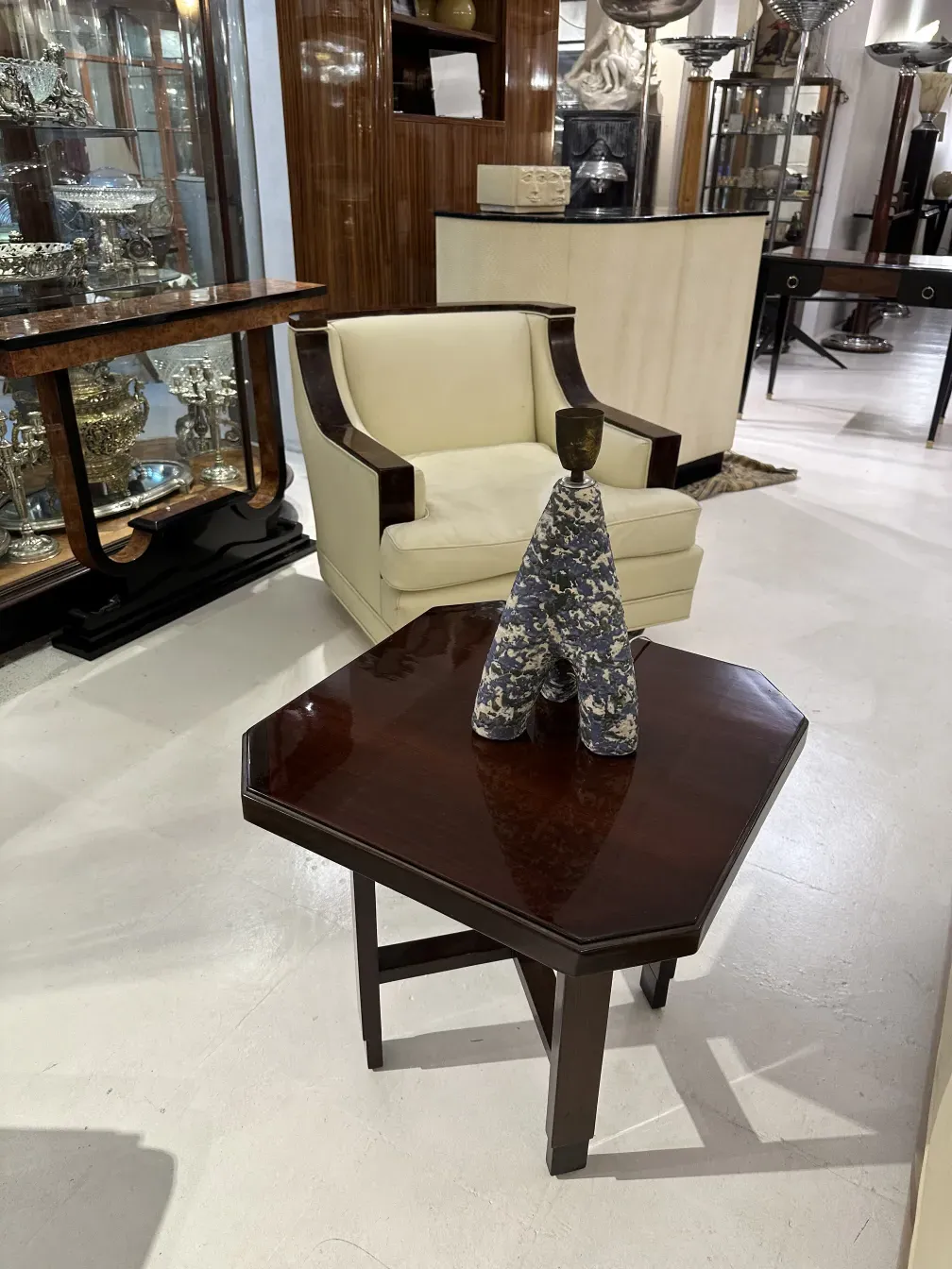 luminária de mesa antiga em um ambiente decorativo