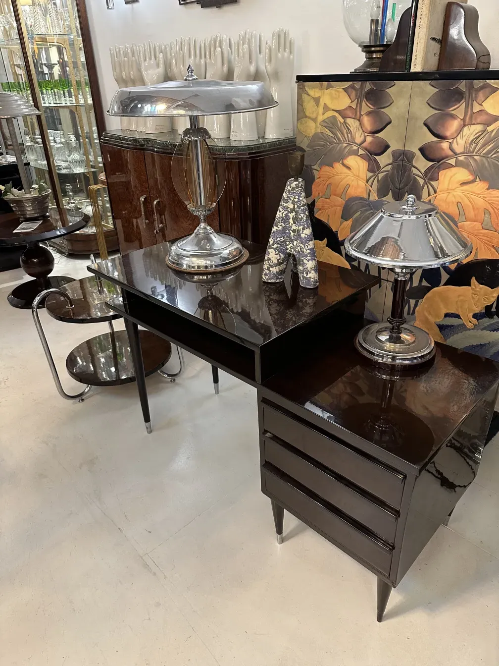 luminária de mesa antiga com base de vidro em ambiente elegante