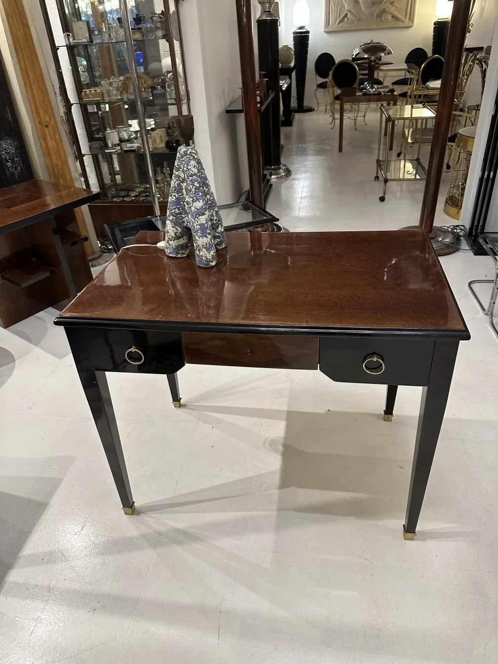 antiga luminária de mesa com design especial em um ambiente elegante