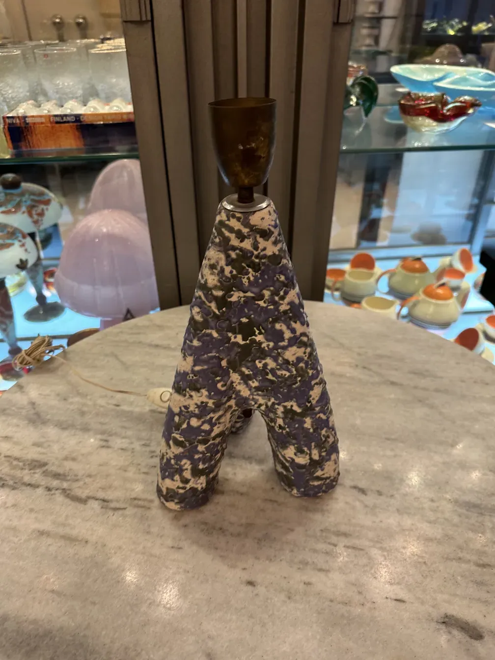 Luminária de mesa antiga com design único, ideal para decoração.