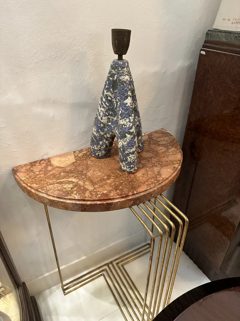 Luminária de mesa antiga com base de cerâmica, em um ambiente elegante, perfeita para decoração.