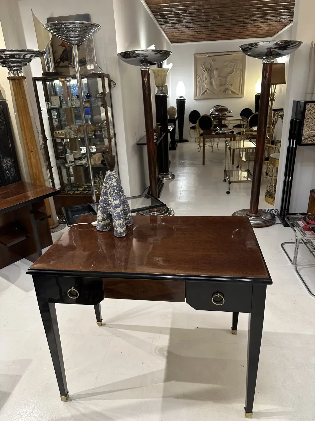 luminária de mesa antiga com base elegante e detalhes decorativos, em ambiente vintage