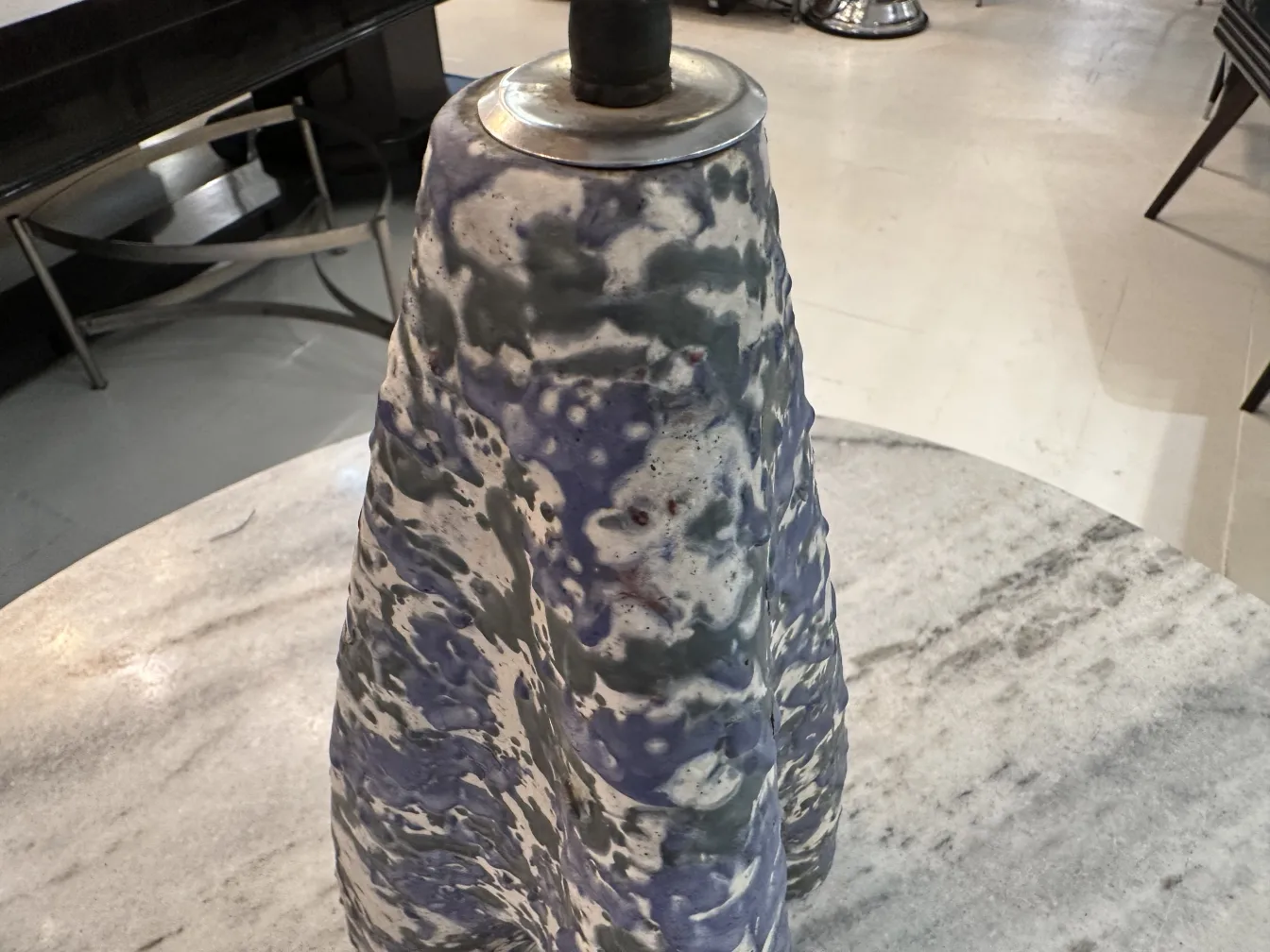 luminaria de mesa antiga com cores vibrantes e design único, ambiente moderno