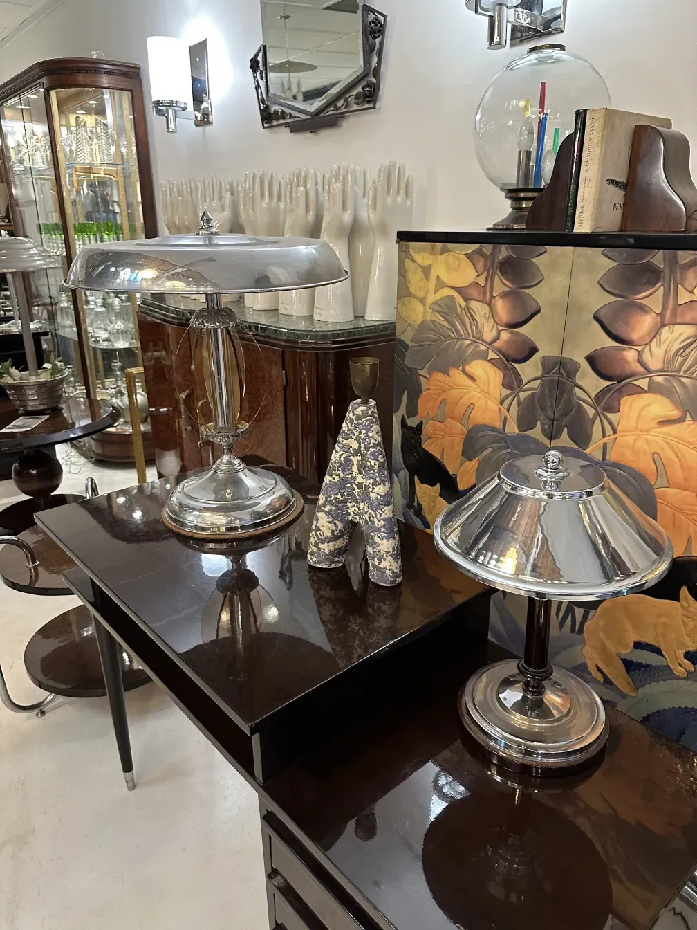 antiga luminária de mesa brilhante em um ambiente elegante com itens decorativos.