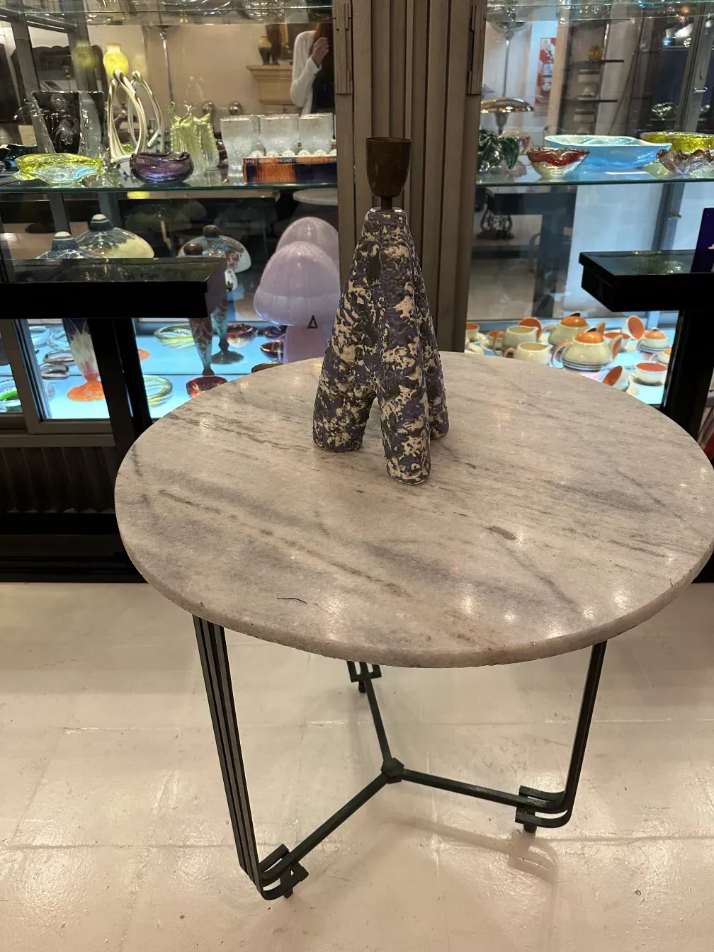 luminária de mesa antiga com base decorativa, ambiente elegante