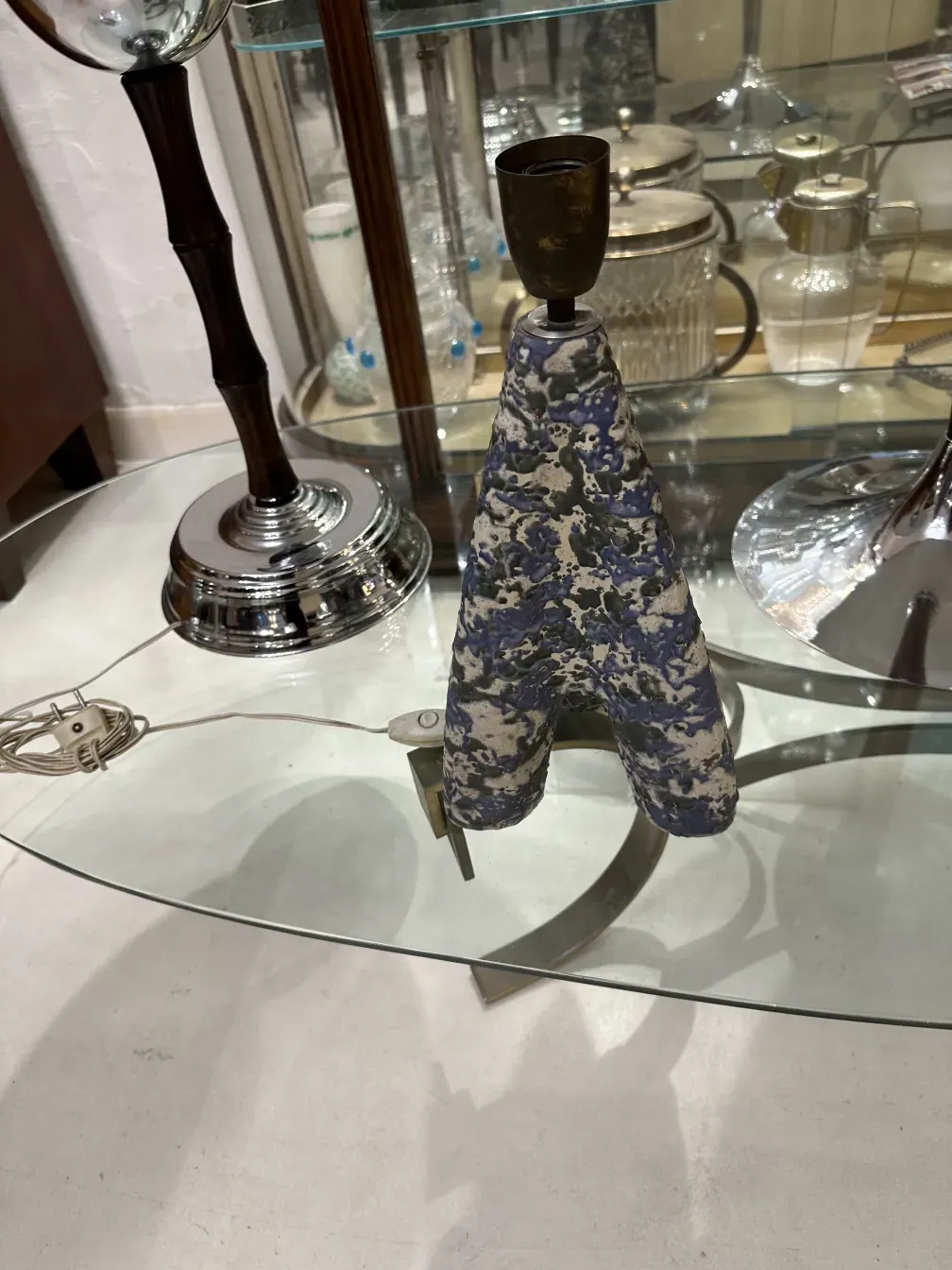 Luminária de mesa antiga decorativa com base brilhante e detalhes coloridos.