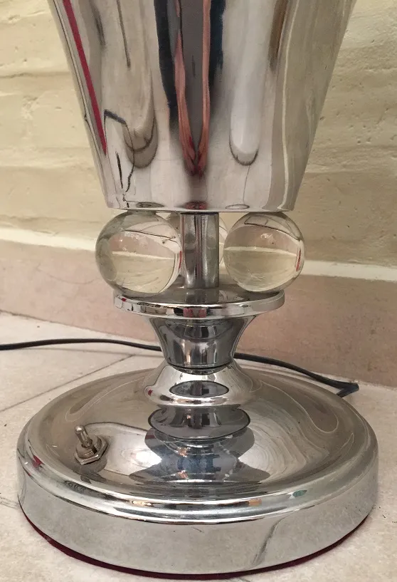 Luminária de mesa antiga e brilhante com detalhes esféricos.