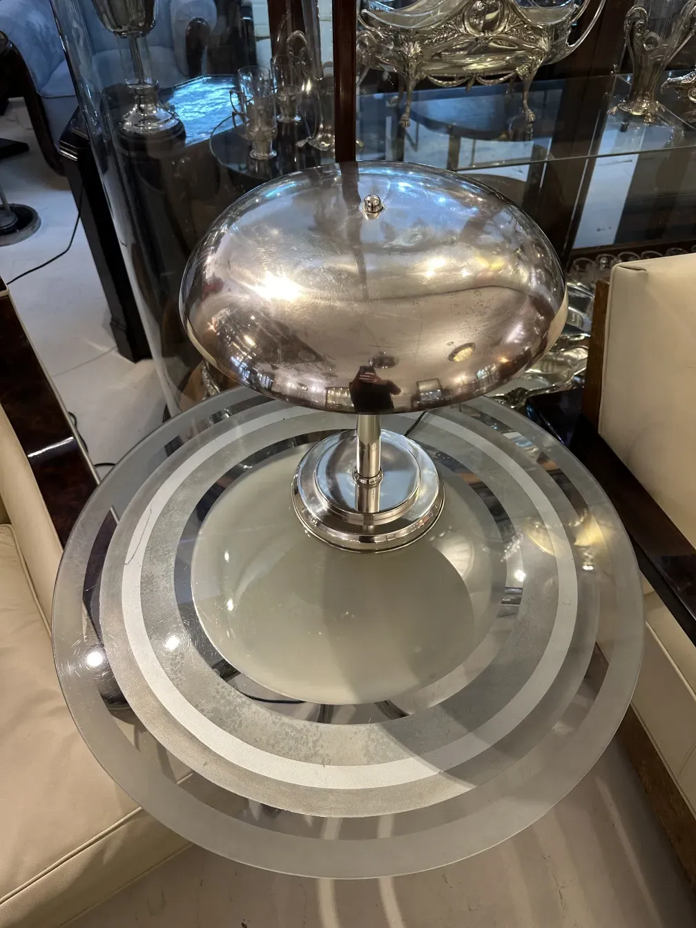 lampada de mesa antiga com design simples e elegante, rodeada de itens decorativos