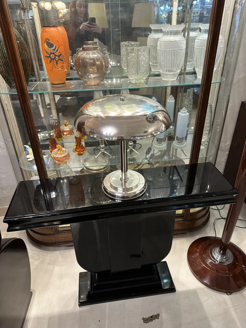 luminária de mesa antiga com base elegante, ambiente estiloso, vitrine decorativa