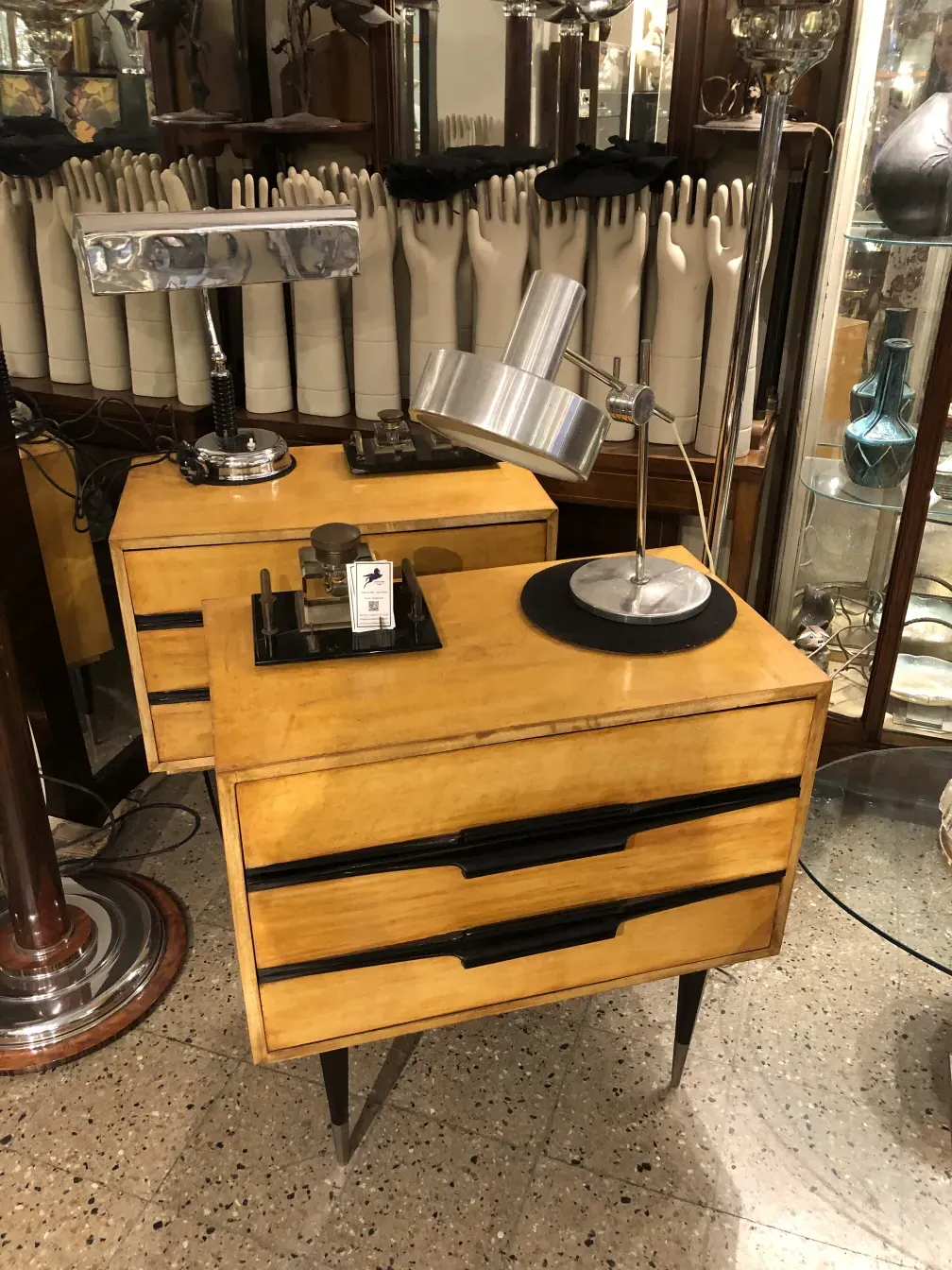 luminária de mesa antiga sobre uma mesa com gavetas