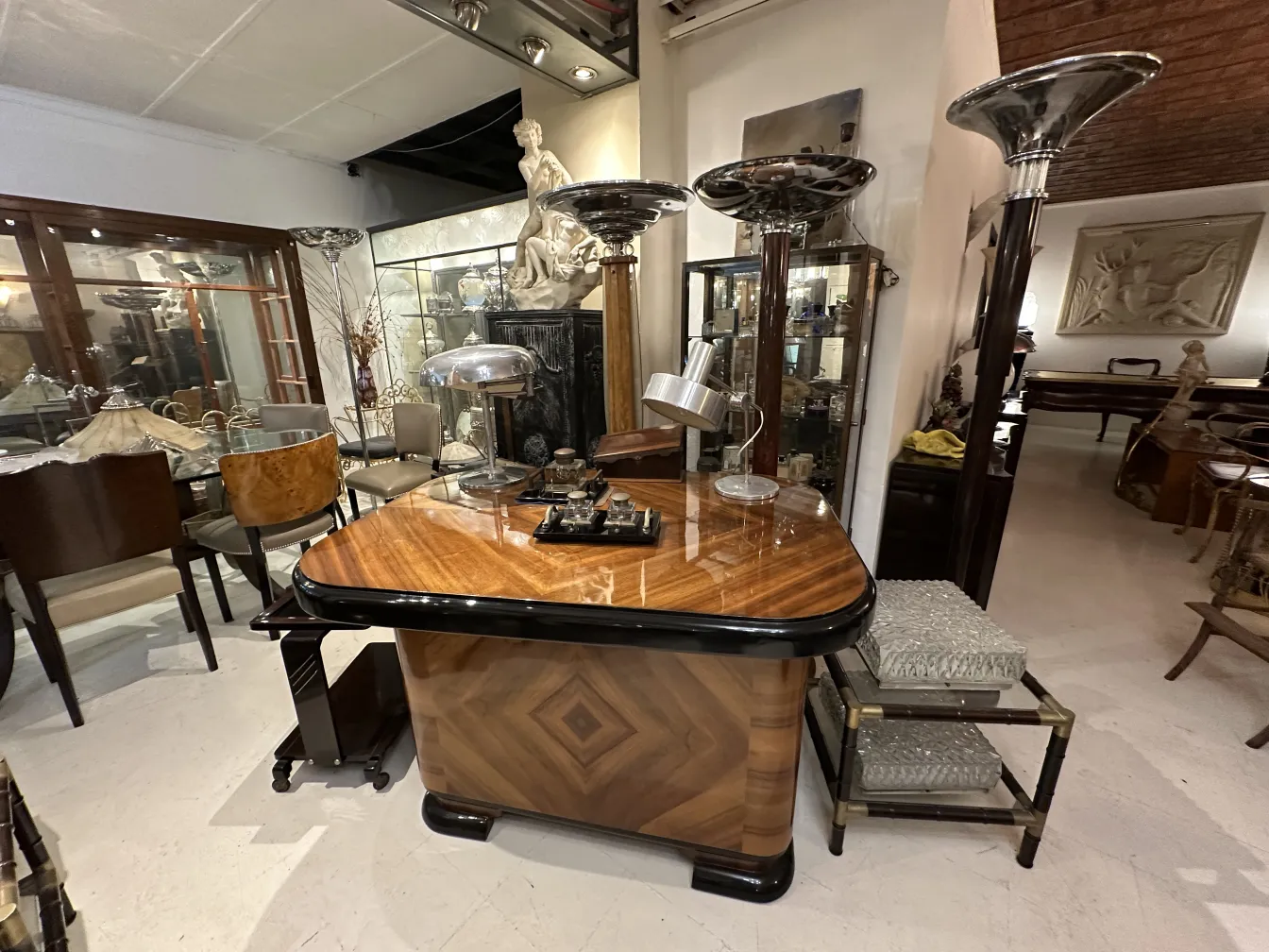 Luminária de mesa antiga com design elegante em ambiente de escritório