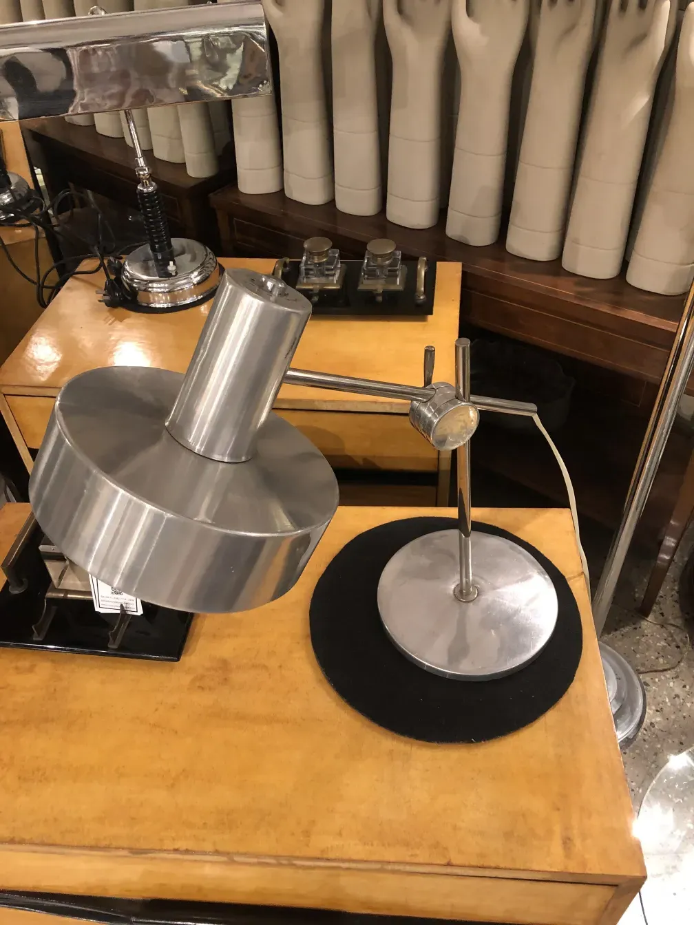 luminária de mesa antiga com design único, ambiente elegante