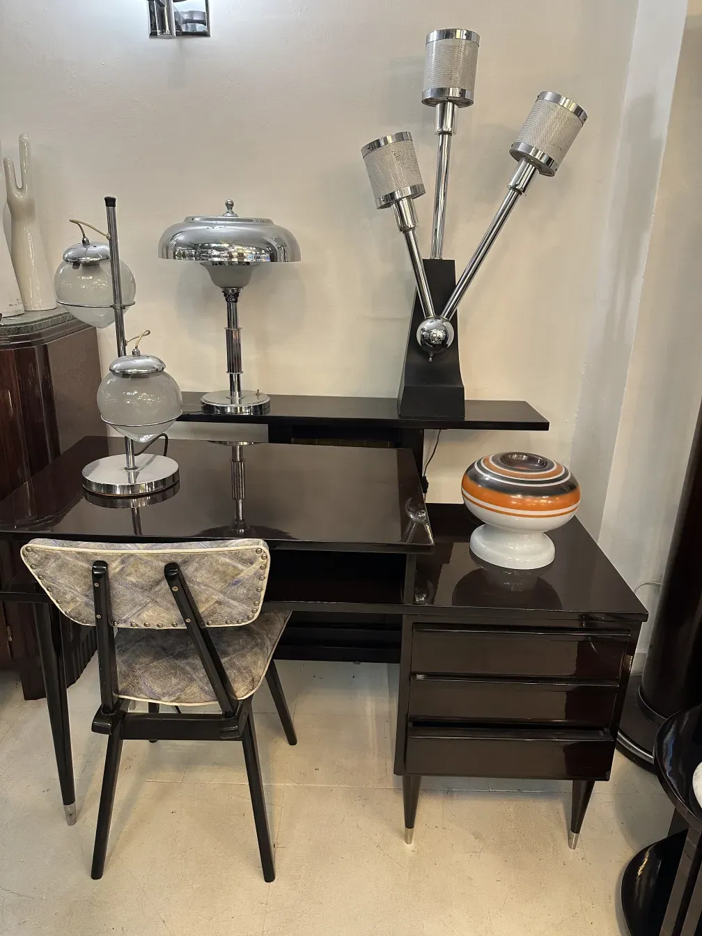 antiga luminária de mesa com detalhes reflexivos em uma mesa moderna