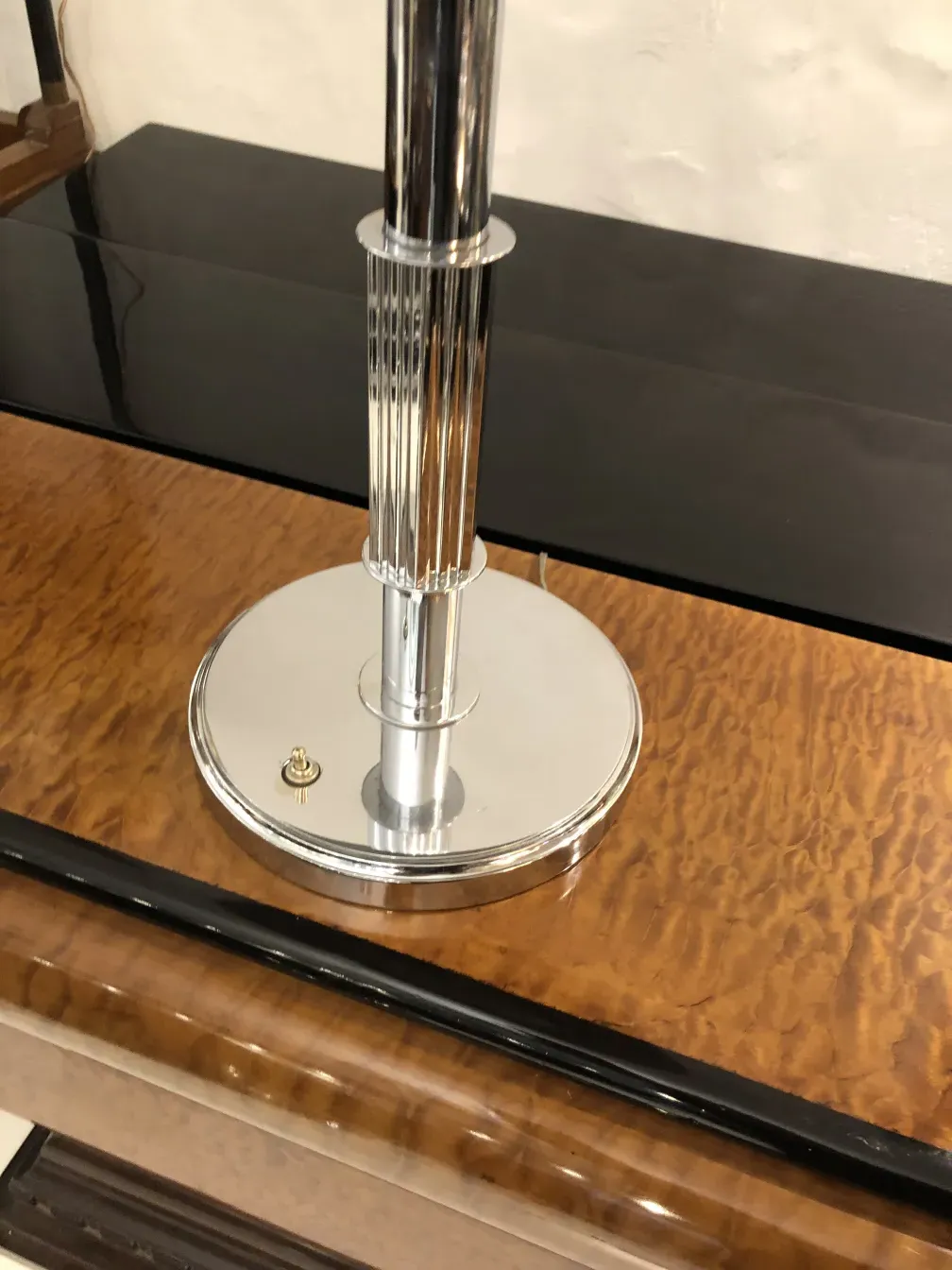 Luminária de mesa antiga com base brilhante, luz suave e design elegante. Complemento ideal para a casa.