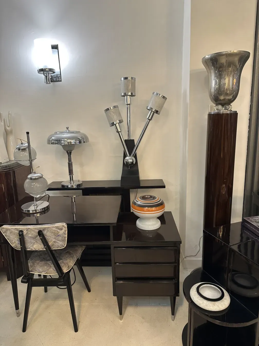 luminária de mesa antiga com design elegante e detalhes