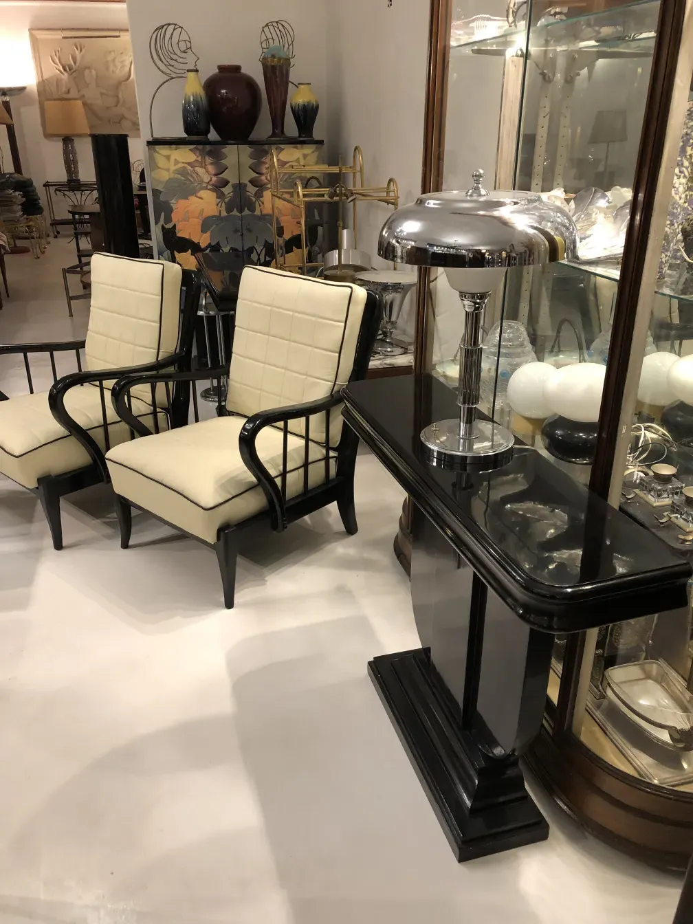 luminária de mesa antiga decorativa com base elegante em ambiente de loja