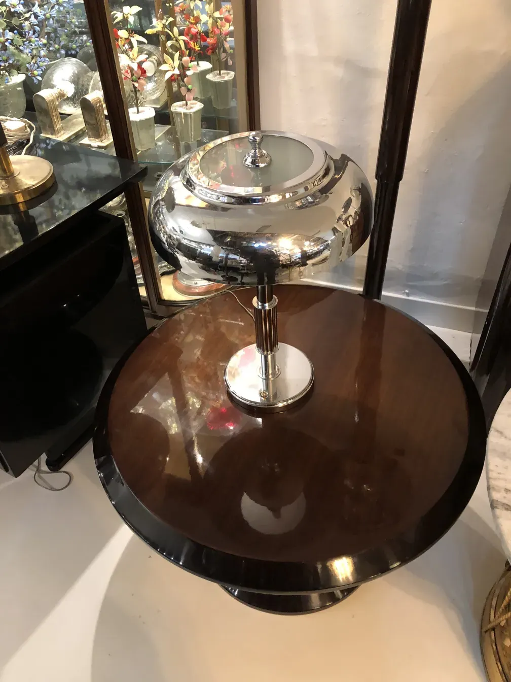 luminaria de mesa antiga e elegante com detalhes brilhantes em um ambiente decorativo