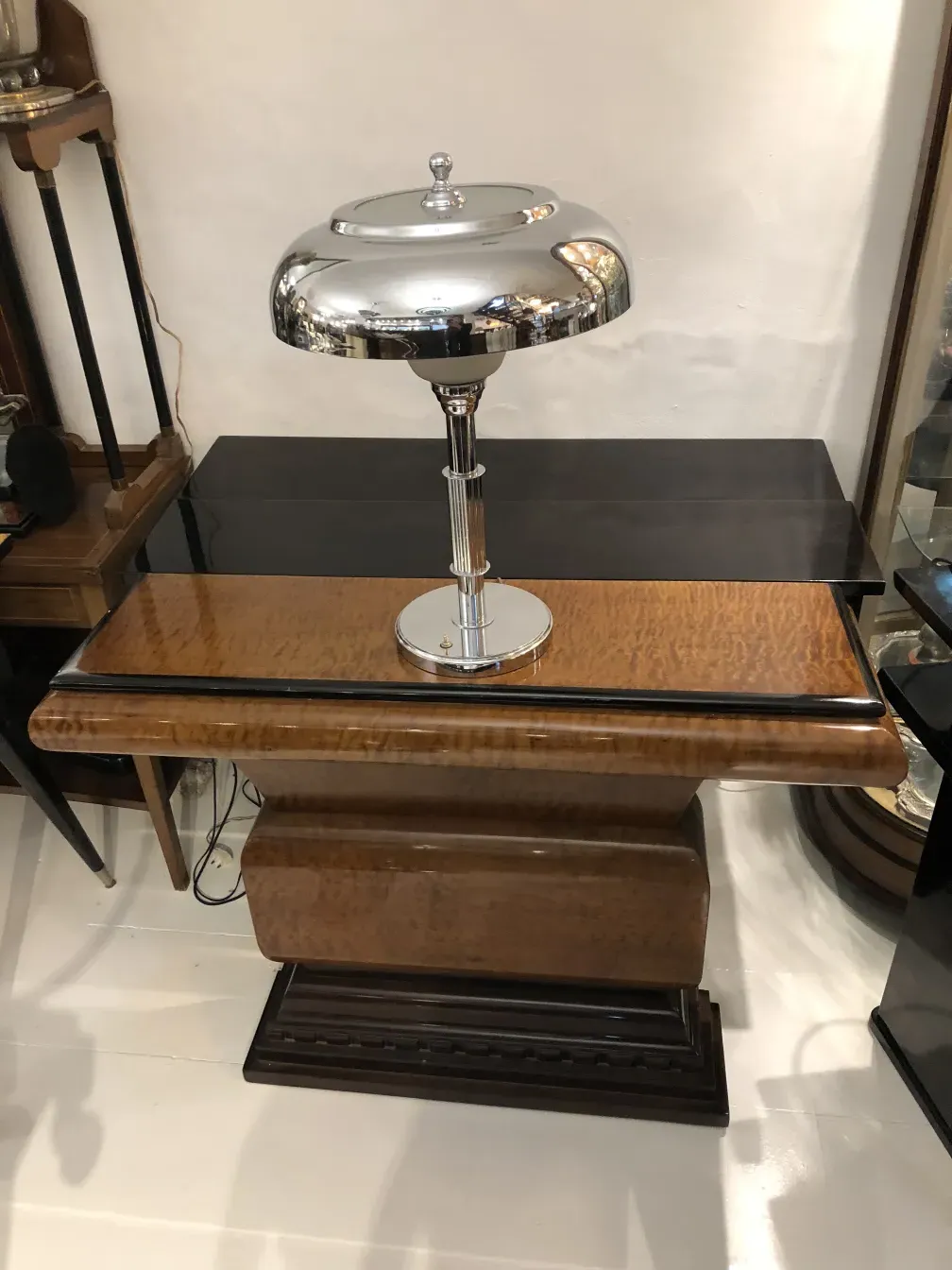 Antiga luminária de mesa com design moderno, ambiente vintage