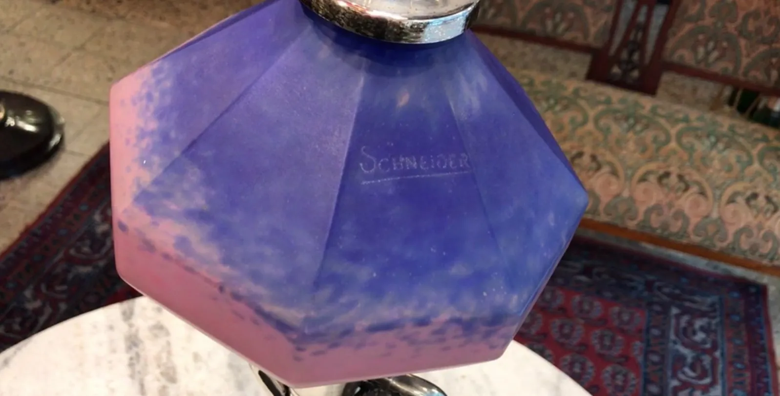 Luminária de mesa antiga com design azul e rosa de Charles Schneider, atmosfera aconchegante