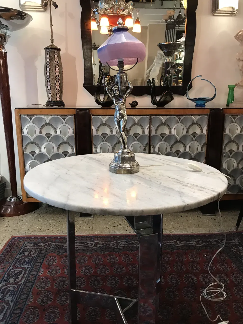 luminária de mesa antiga com detalhes prateados e cúpula roxa, ambiente elegante