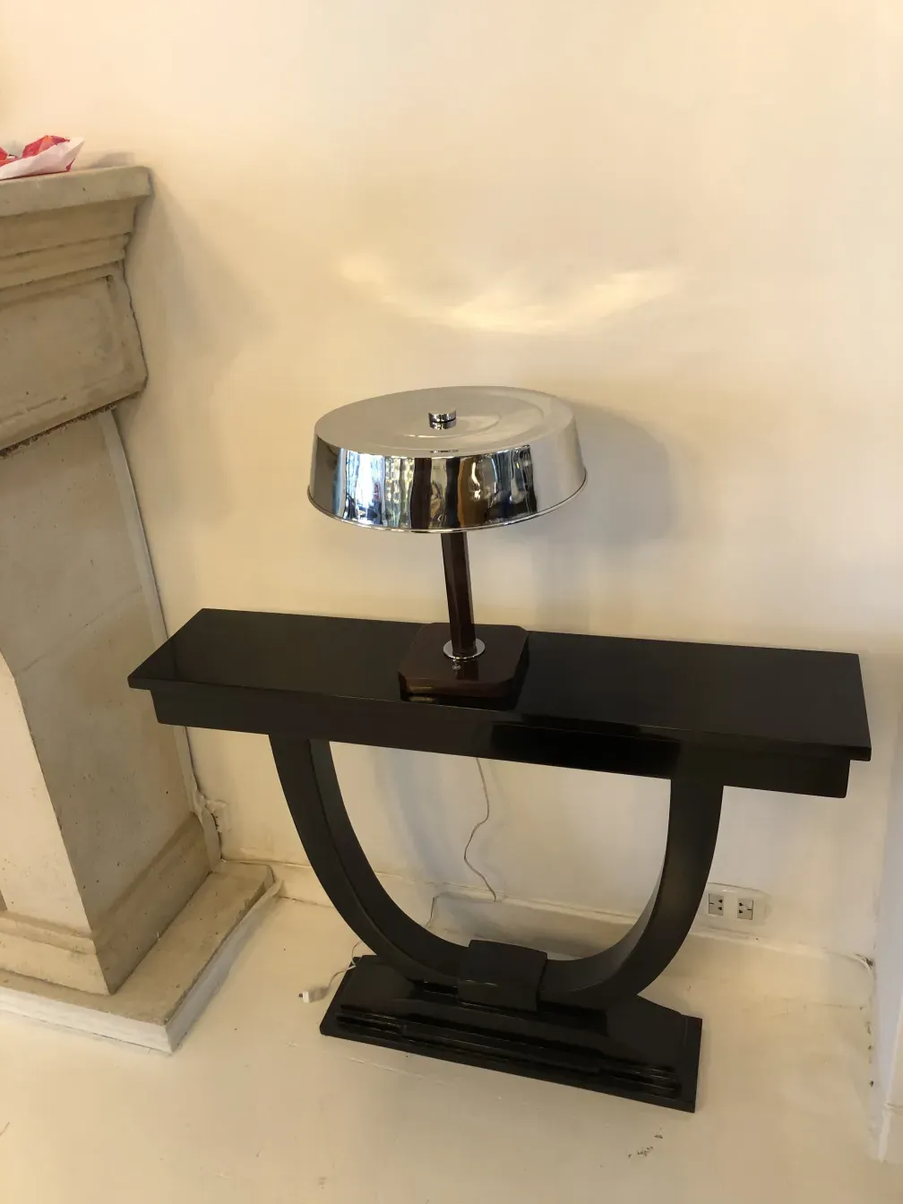 luminaria de mesa antiga com base preta e cúpula brilhante em um ambiente claro