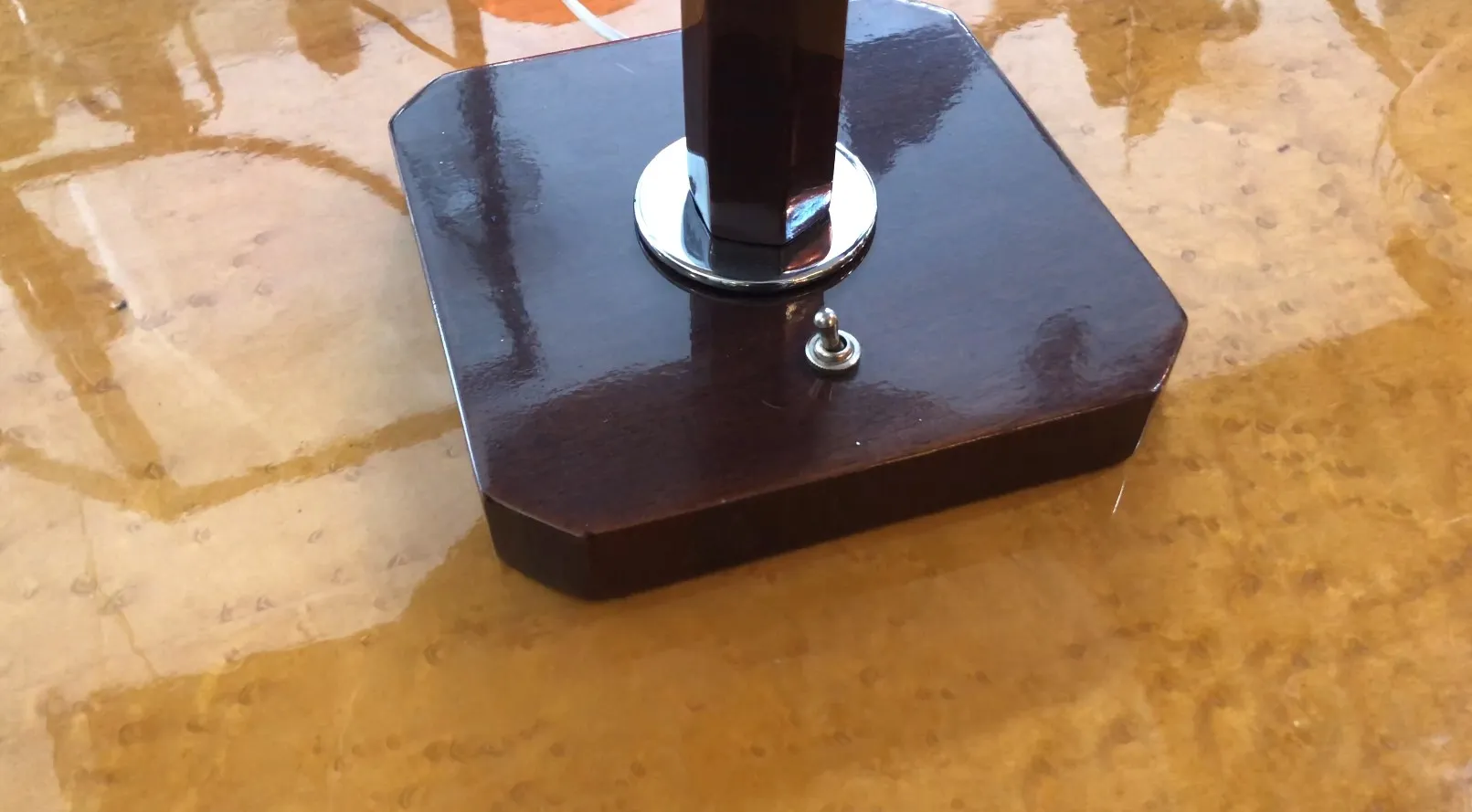 luminaria de mesa antiga com base hexagonal em uma superfície brilhante e clara