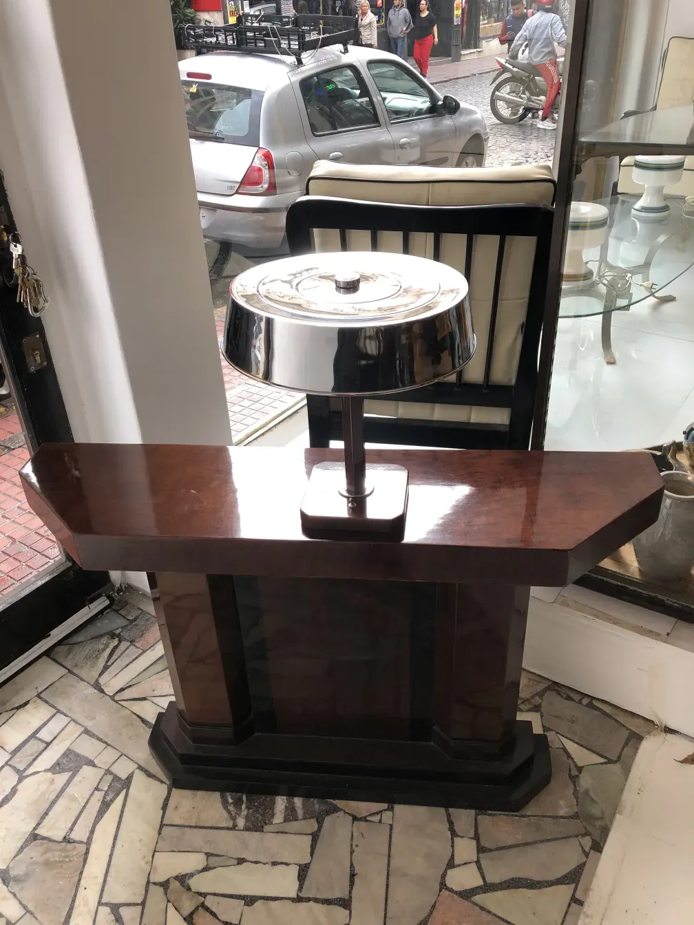 luminária de mesa antiga em um ambiente aconchegante