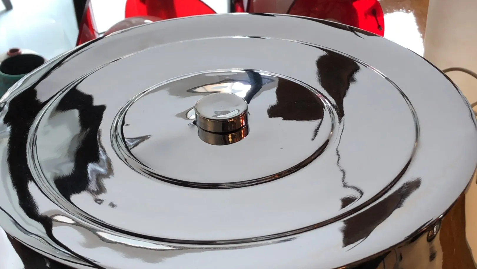 Uma antiga luminária de mesa brilhante em um ambiente elegante.