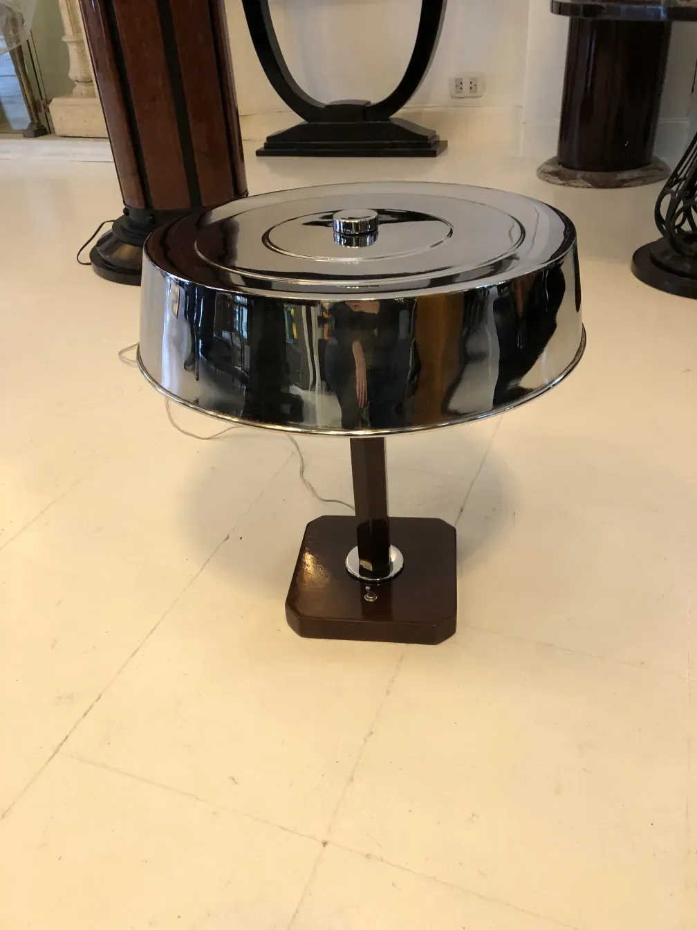 luminária de mesa antiga com base de madeira e cúpula brilhante