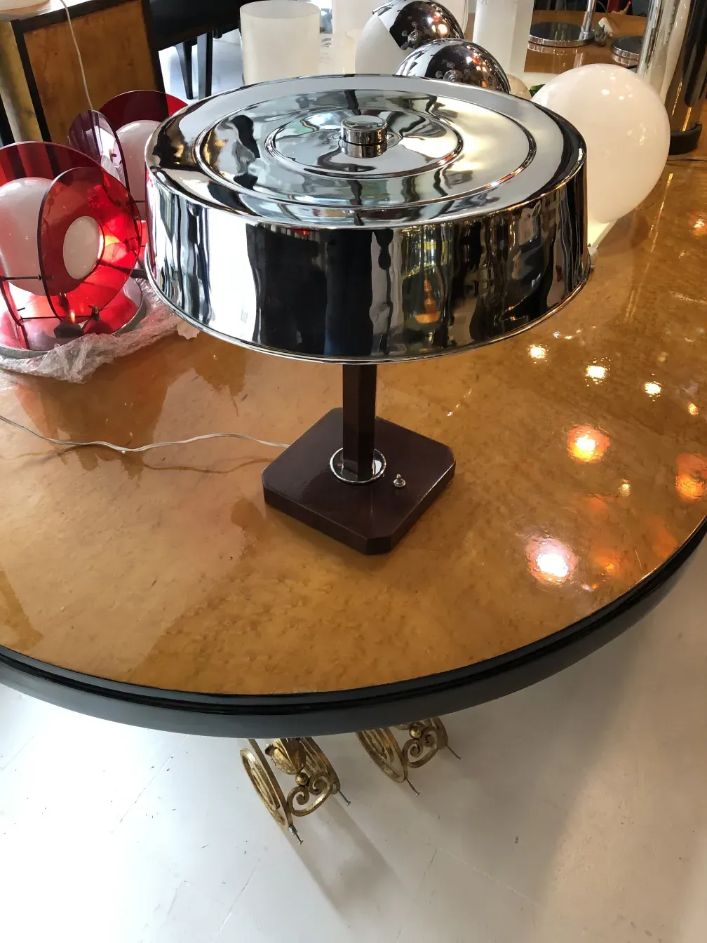 luminária de mesa brilhante antiga sobre mesa de madeira