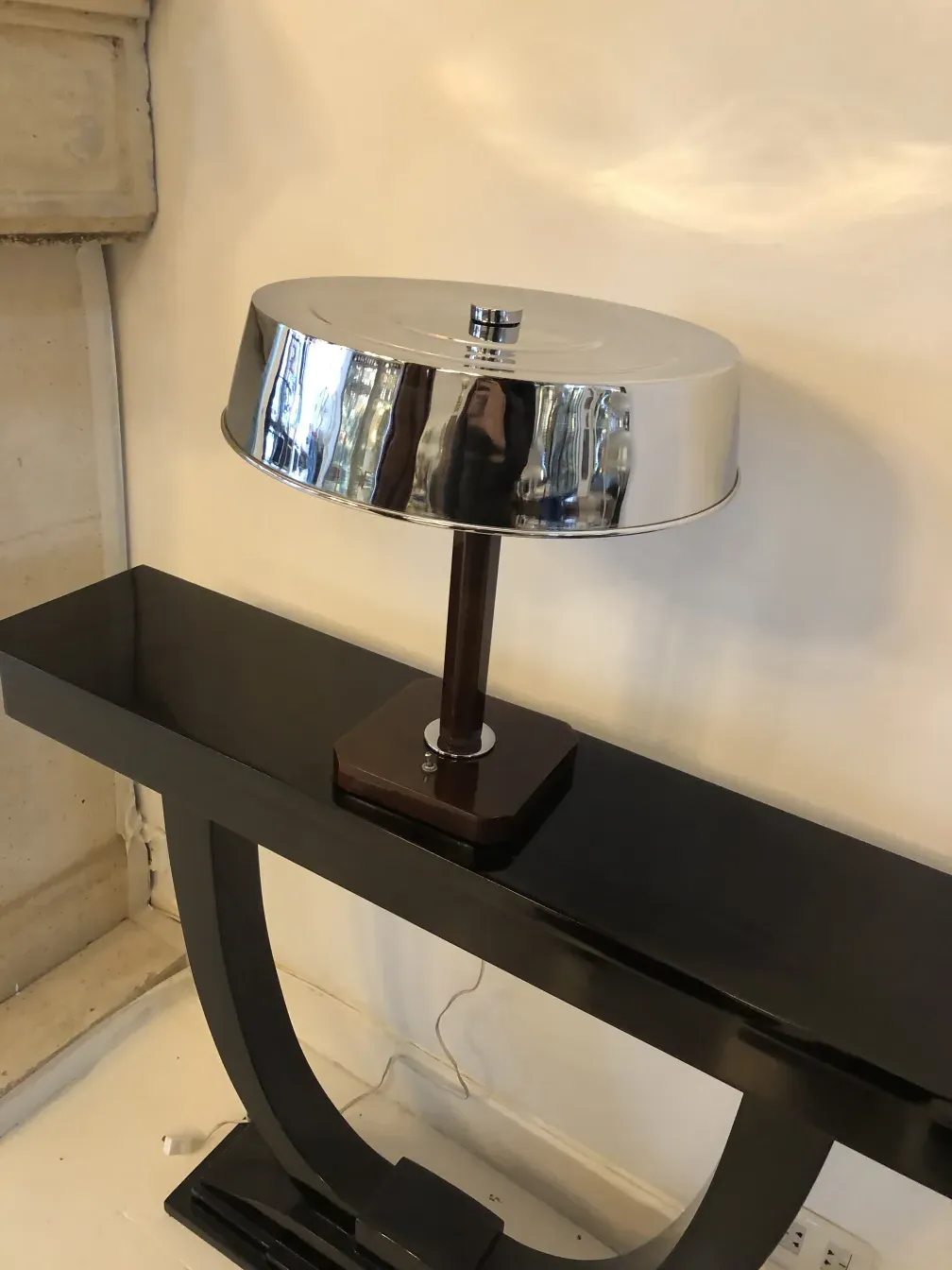 luminária de mesa antiga brilhante com base de madeira e cúpula metálica reflexiva