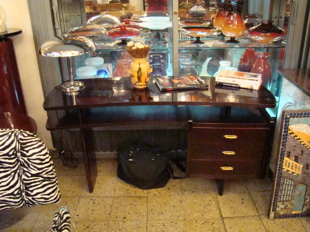 Luminária de mesa antiga com base brilhante em um ambiente aconchegante.