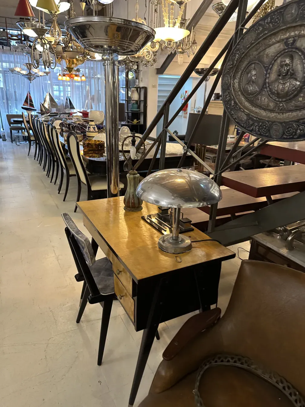 luminária de mesa antiga com design elegante em um ambiente vintage