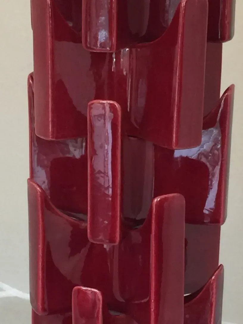 Luminária de mesa antiga em cerâmica vermelha com design elegante.