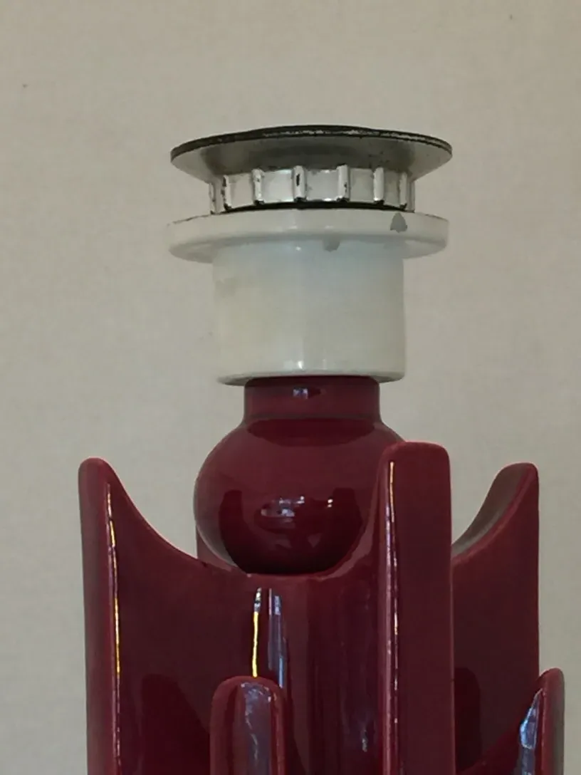 luminaria de mesa antiga de cor vermelha, design elegante e brilho