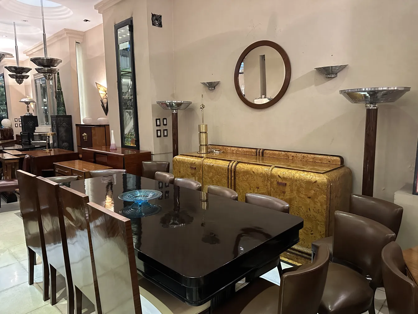 Luminária de mesa antiga de Jean Charles Moreau com luz suave e design clássico, iluminando um ambiente elegante.