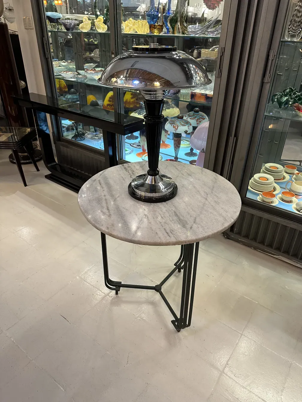 luminária de mesa antiga elegante com base preta e tampa de mármore em um ambiente acolhedor