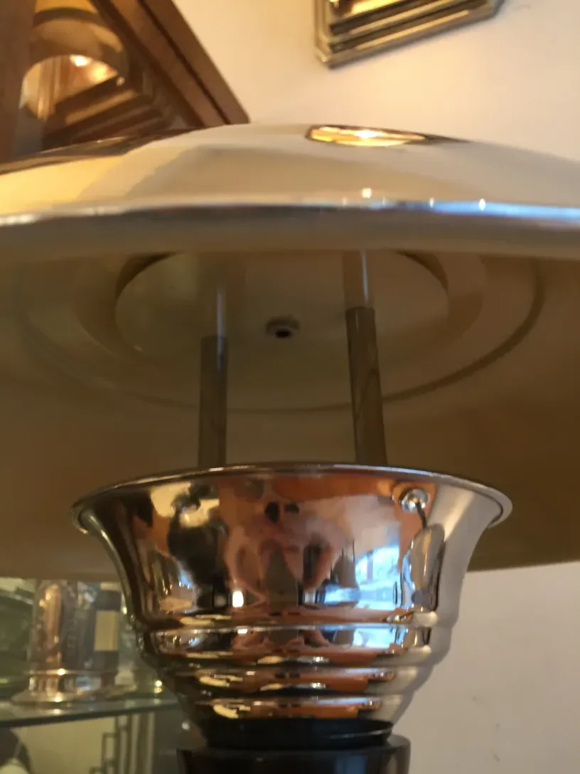 Luminária de mesa antiga brilhante com acabamento prateado.