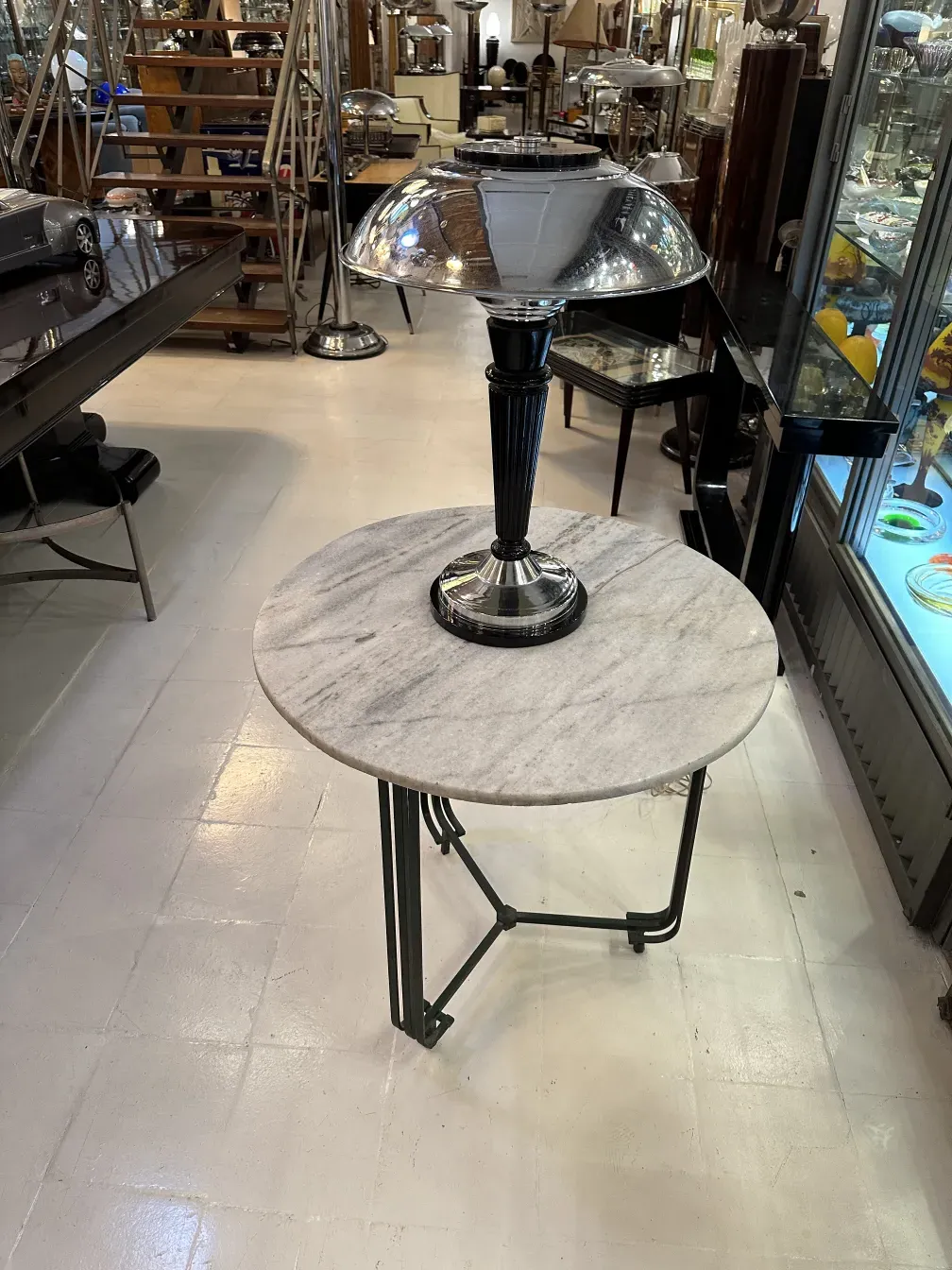 Luminária de mesa antiga com base preta e design elegante, ambiente vintage