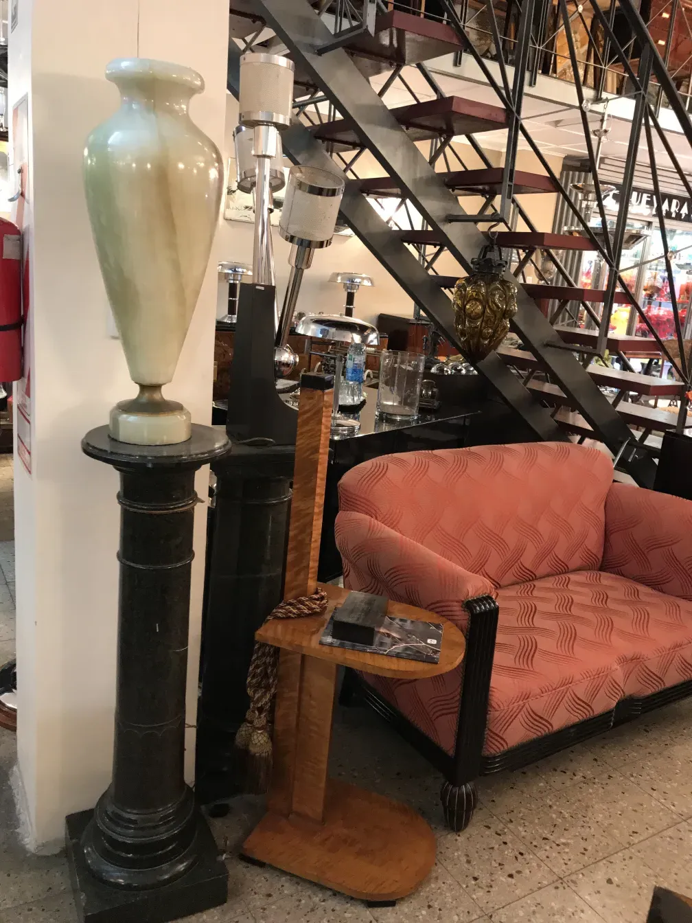 Antiga luminária de mesa com design elegante e ambiente acolhedor.