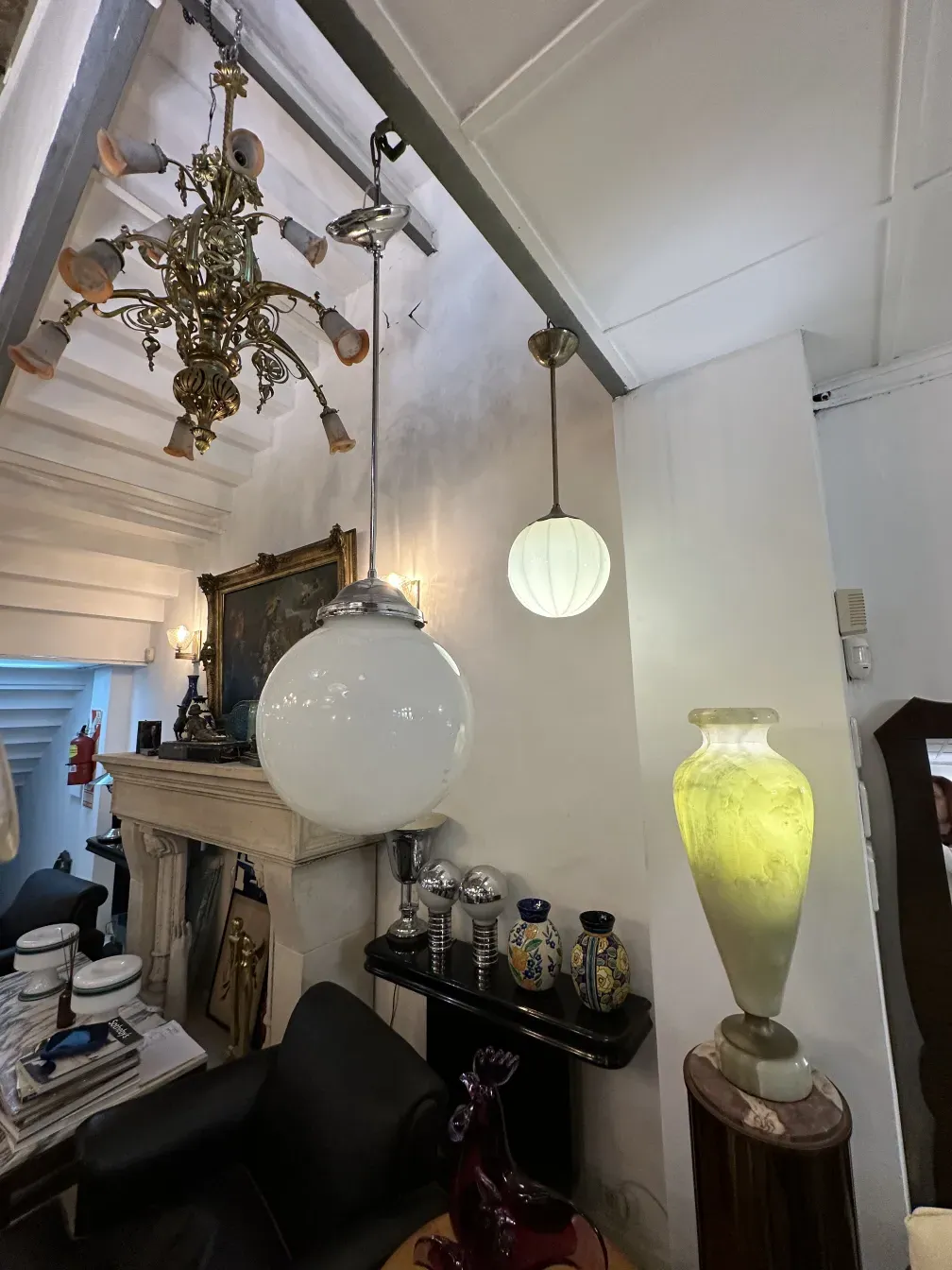 luminária de mesa antiga com cúpula redonda, iluminando um ambiente elegante