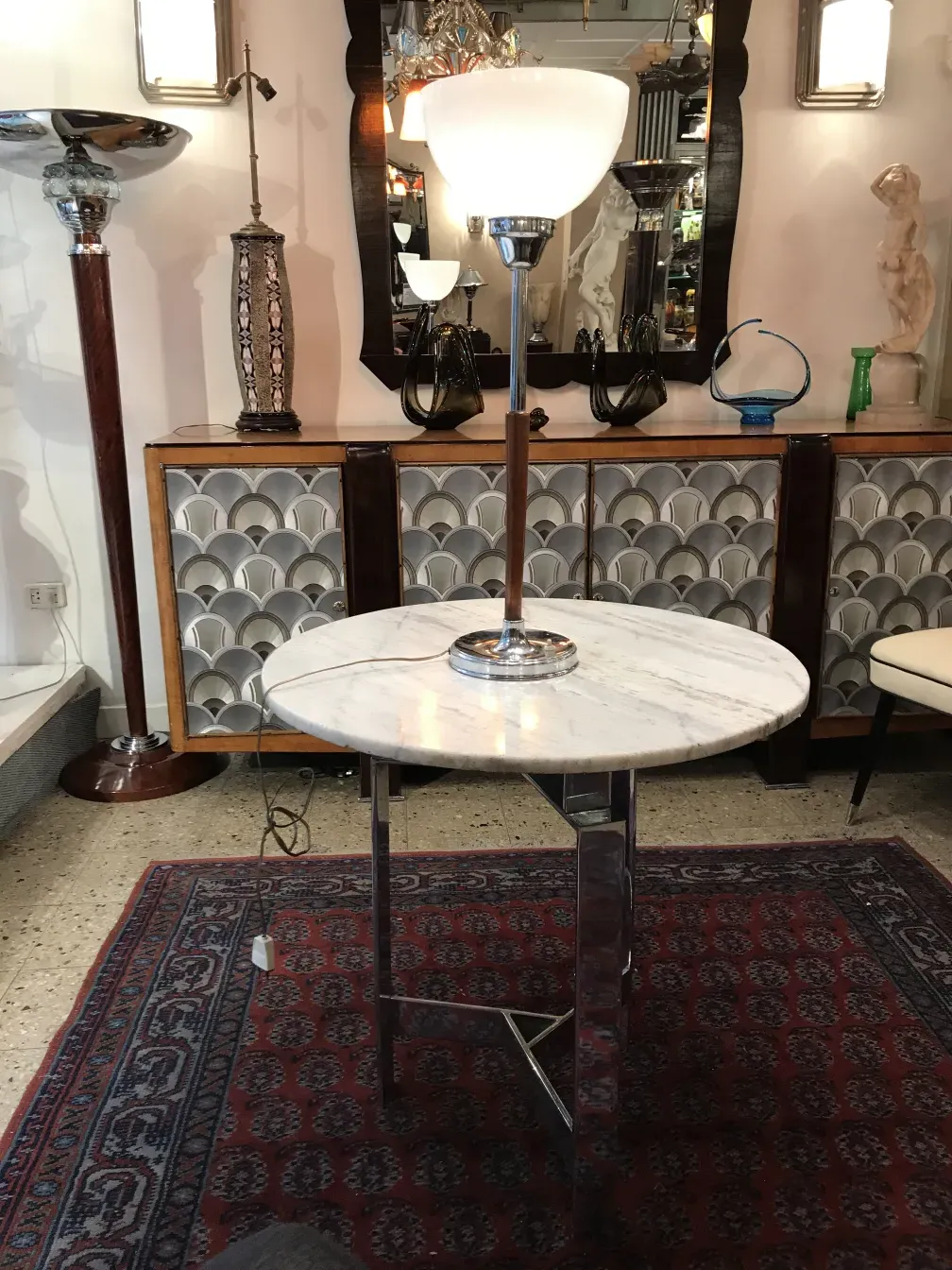 luminária de mesa antiga com sombra branca em ambiente acolhedor