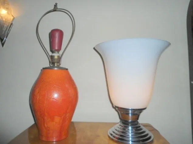 luminária de mesa antiga com detalhes em laranja e branco