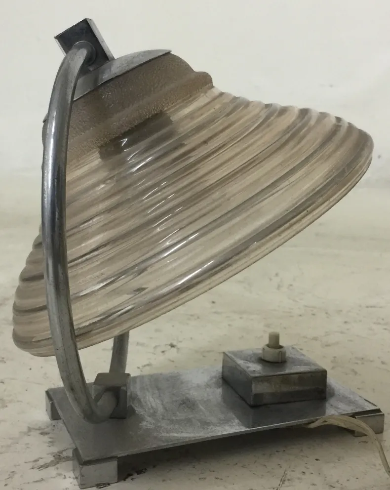 Luminária de mesa antiga com design simples e moderno, ideal para decoração.