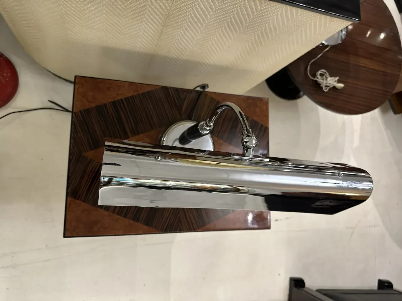 Luminária de mesa antiga com design elegante e detalhes cromados em um ambiente clássico.